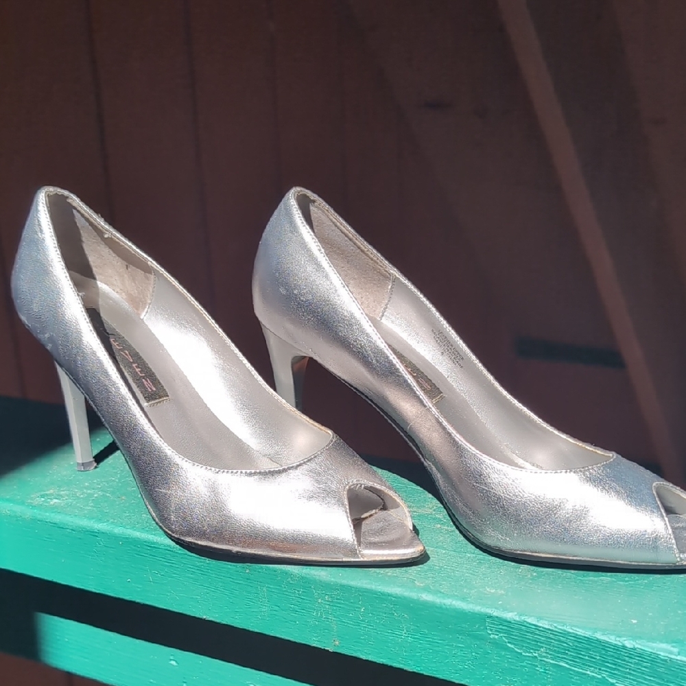Steven By Steve Madden Silver Peep Toe Pumps 3.5" Heel EUC